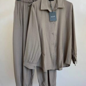 Tweedelige set wauw taupe maat 40 - 44.